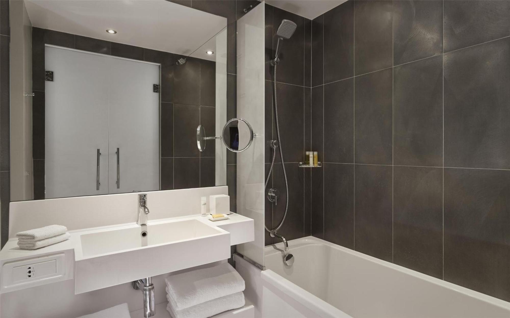 Hyatt Regency Etoile Hotel 4*